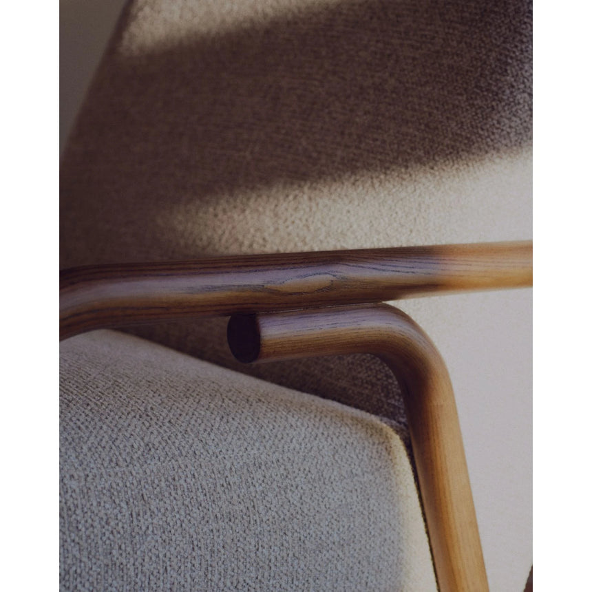 Sessel Sylo aus beiger Chenille und massivem Eschenholz mit nussbaumfarbenem Finish, FSC 100 % – Bild 3