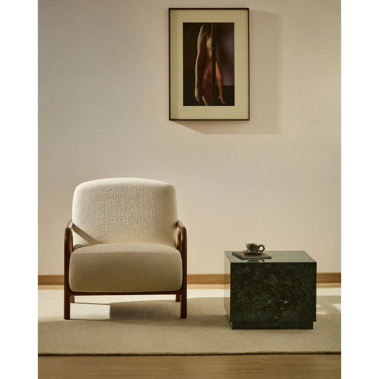 Sessel Sylo aus beiger Chenille und massivem Eschenholz mit nussbaumfarbenem Finish, FSC 100 % – Bild 5