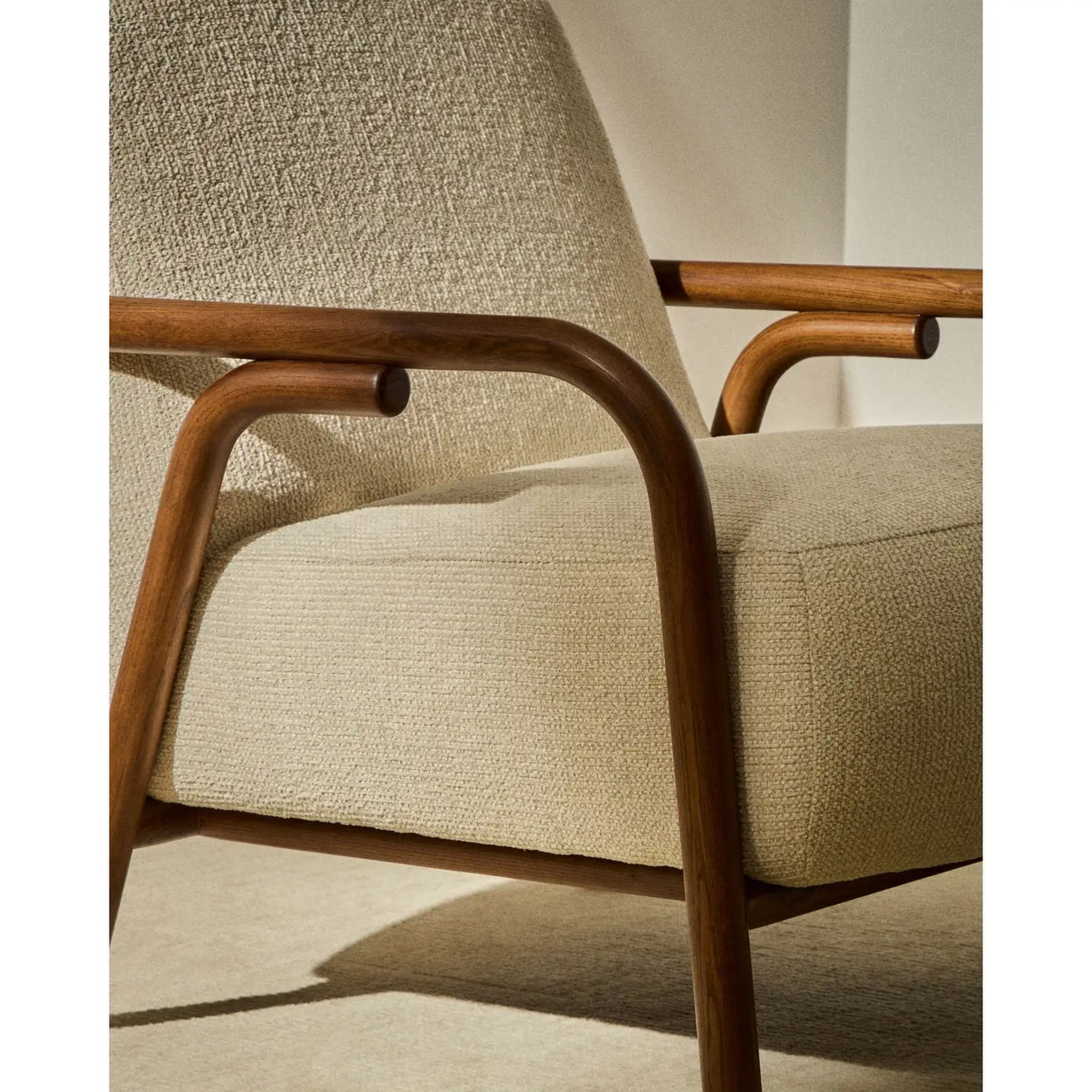 Sessel Sylo aus beiger Chenille und massivem Eschenholz mit nussbaumfarbenem Finish, FSC 100 % – Bild 6