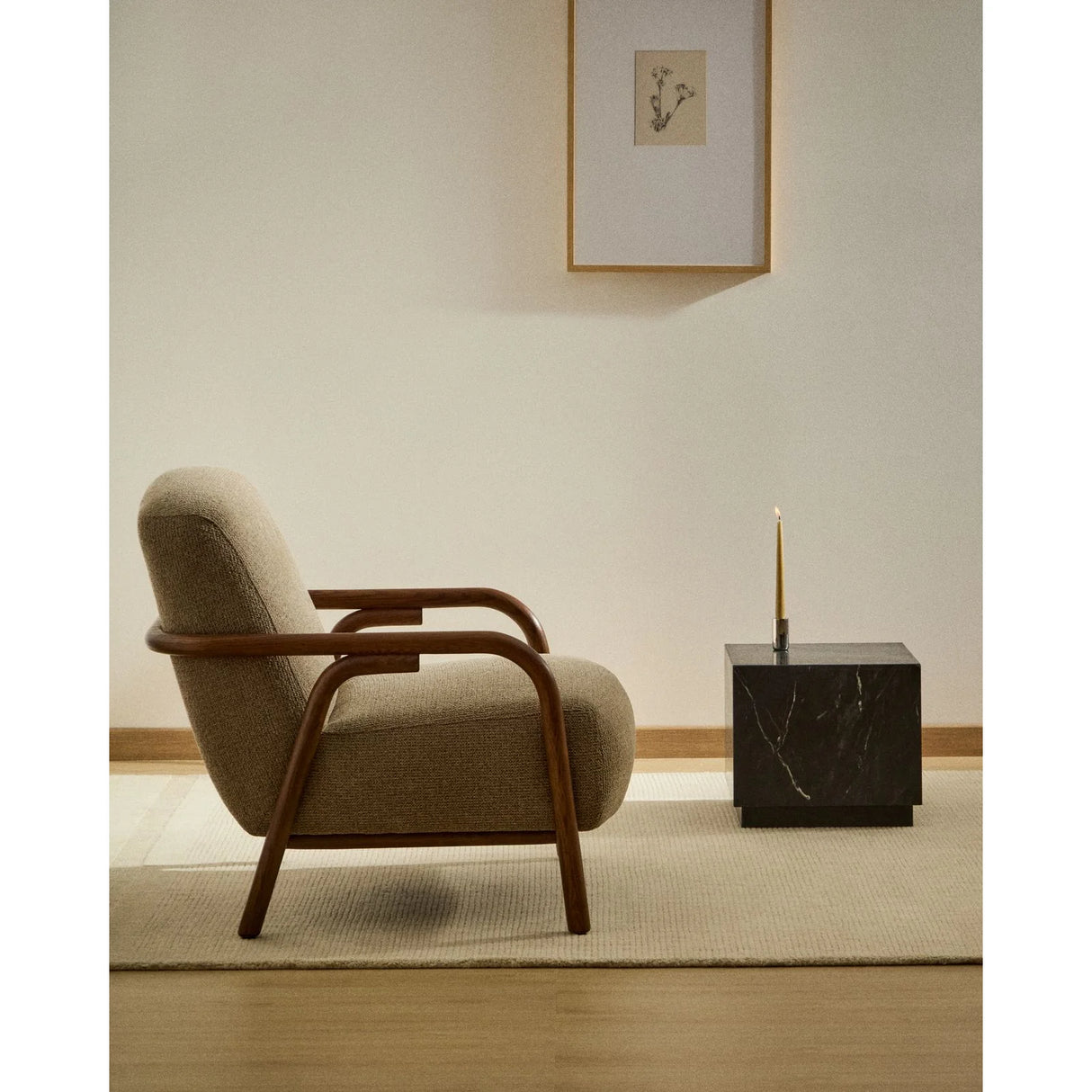 Sessel Sylo aus taupefarbener Chenille und massivem Eschenholz mit nussbaumfarbenem Finish, FSC 100 % – Bild 2