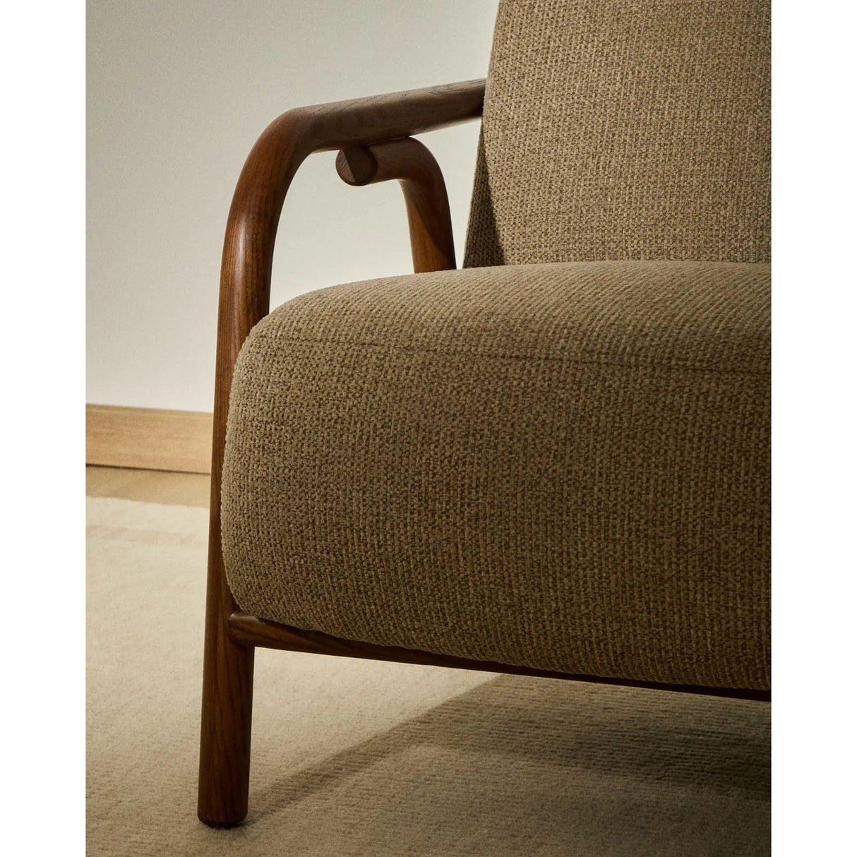 Sessel Sylo aus taupefarbener Chenille und massivem Eschenholz mit nussbaumfarbenem Finish, FSC 100 % – Bild 3