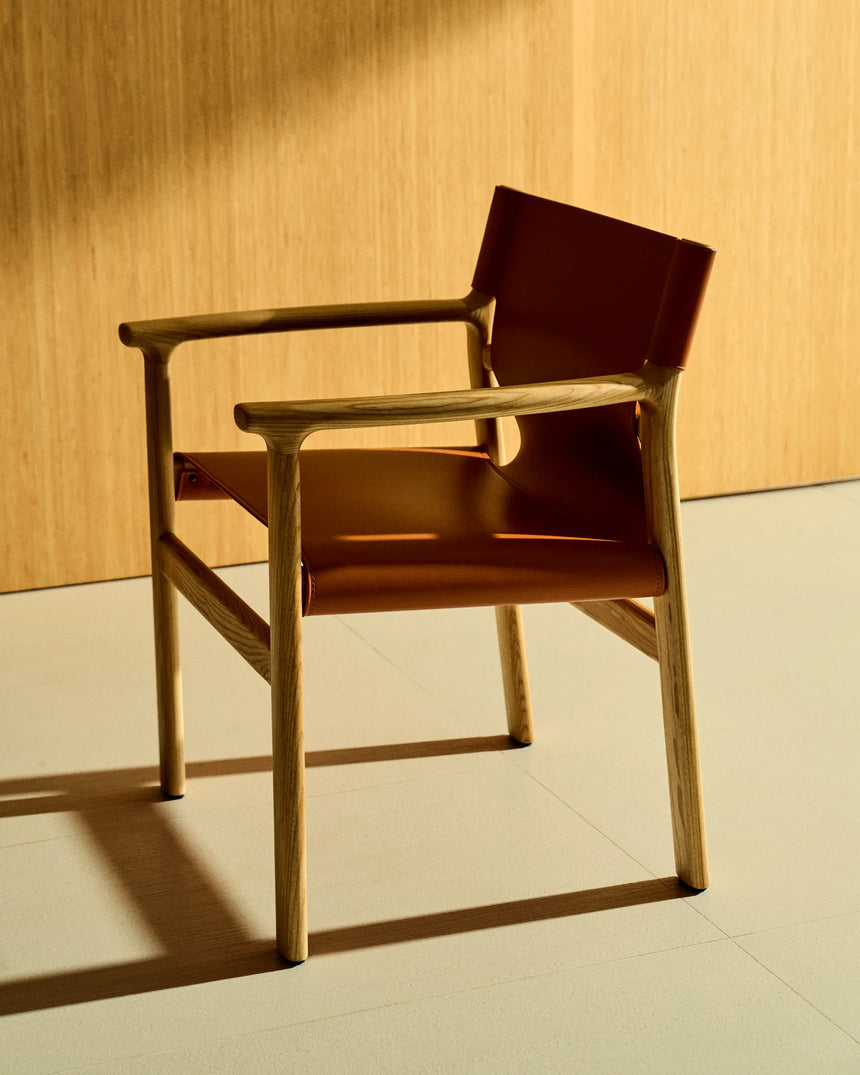 Stuhl Jan aus recycelten Lederfasern in Hellbraun und massivem Eschenholz FSC 100 % mit Finish in natürlichem Farbton – Bild 3