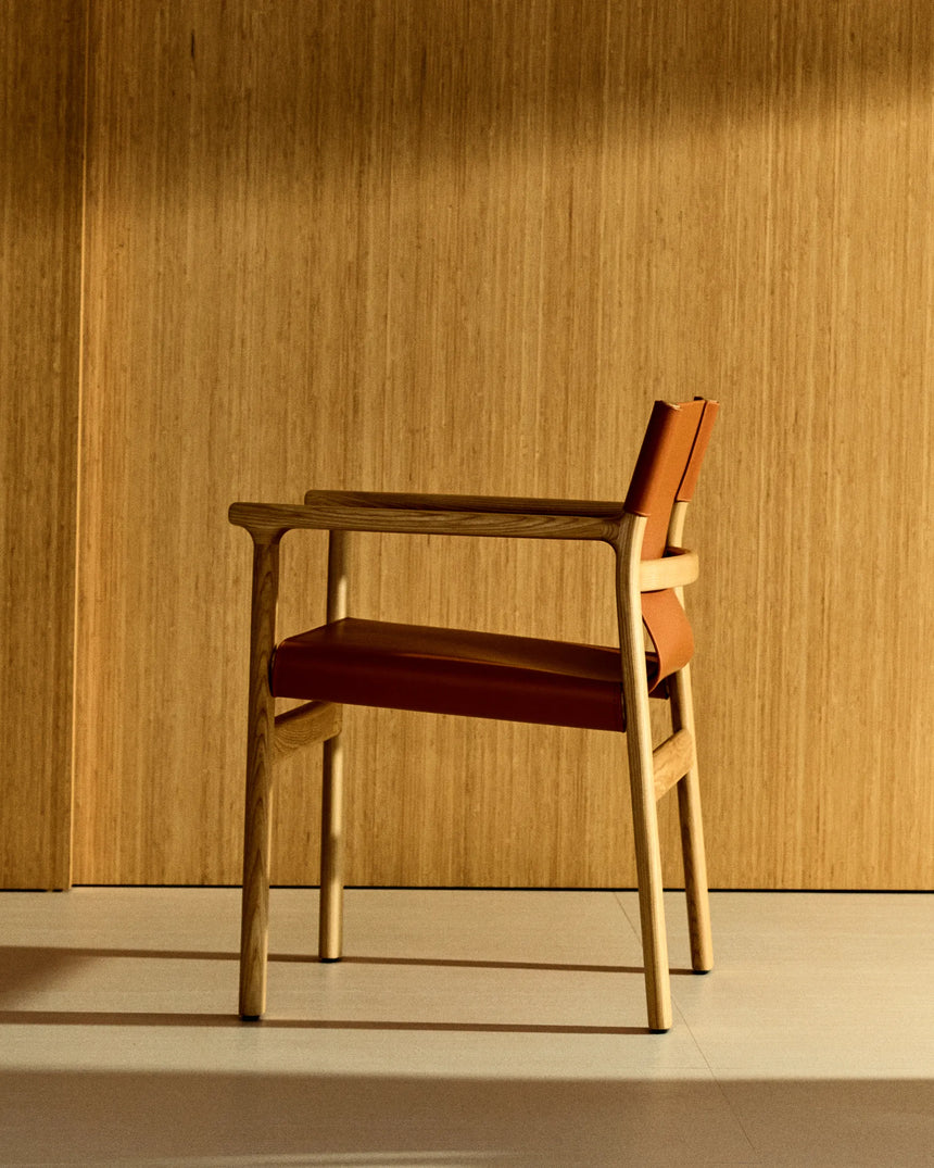 Stuhl Jan aus recycelten Lederfasern in Hellbraun und massivem Eschenholz FSC 100 % mit Finish in natürlichem Farbton – Bild 4
