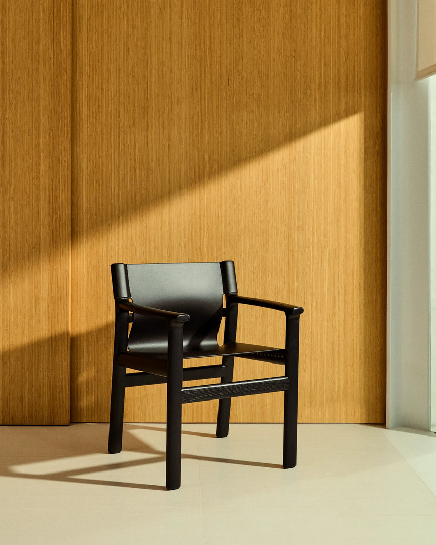 Stuhl Jan aus recycelten Lederfasern in Schwarz und massivem Eschenholz FSC 100 % mit schwarzem Finish – Bild 2