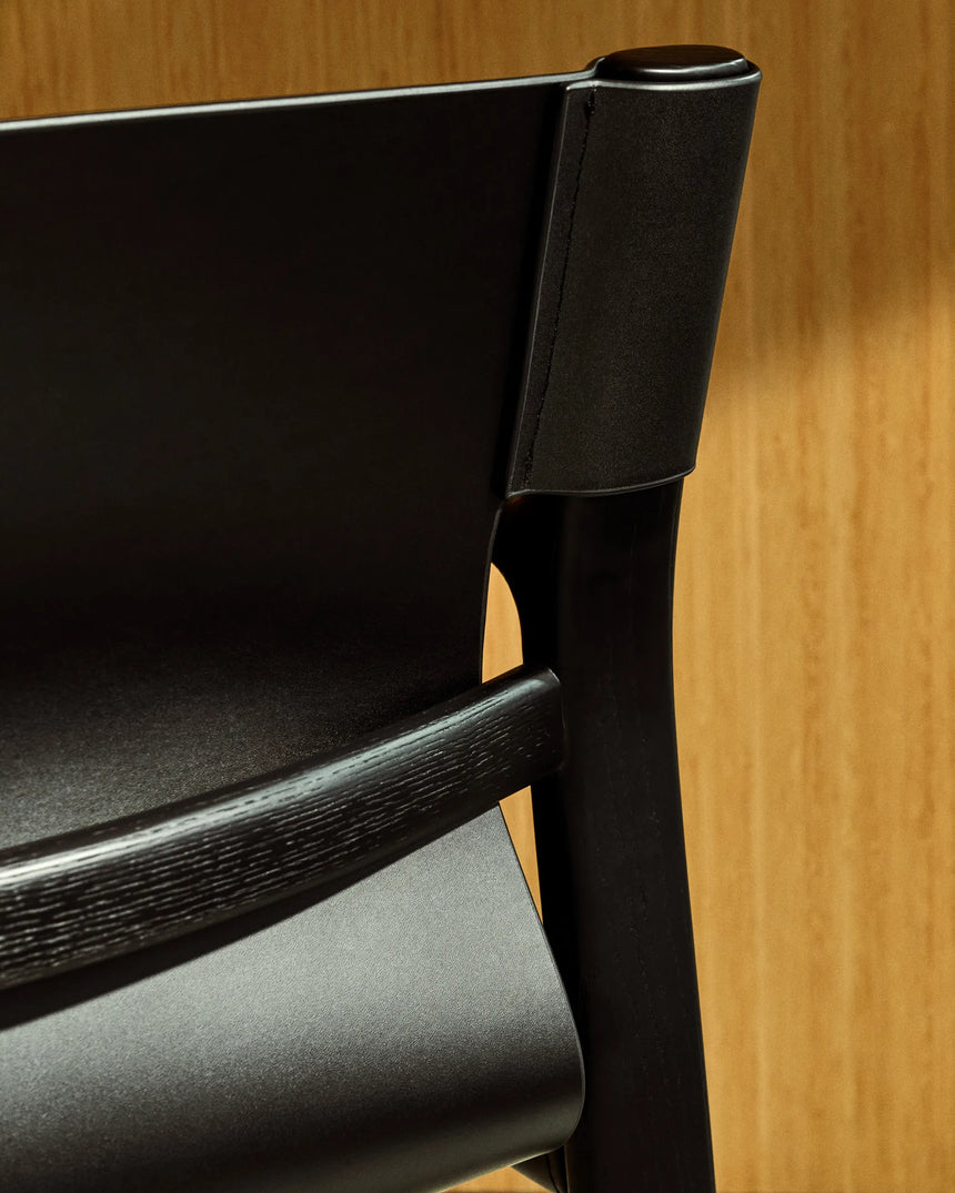 Stuhl Jan aus recycelten Lederfasern in Schwarz und massivem Eschenholz FSC 100 % mit schwarzem Finish – Bild 3