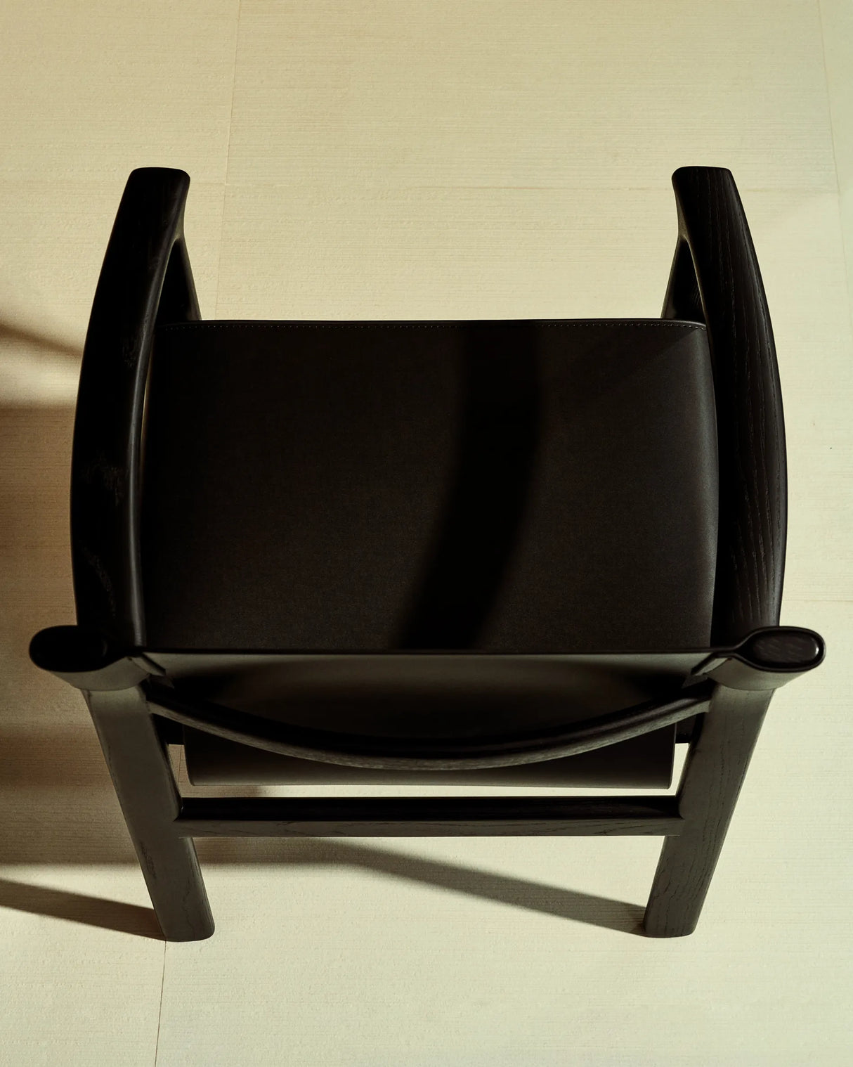 Stuhl Jan aus recycelten Lederfasern in Schwarz und massivem Eschenholz FSC 100 % mit schwarzem Finish – Bild 5