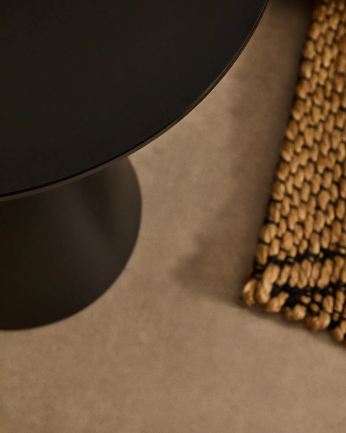 Wilshire Beistelltisch aus gehärtetem Milchglas und Stahl Ø30 cm – Bild 5