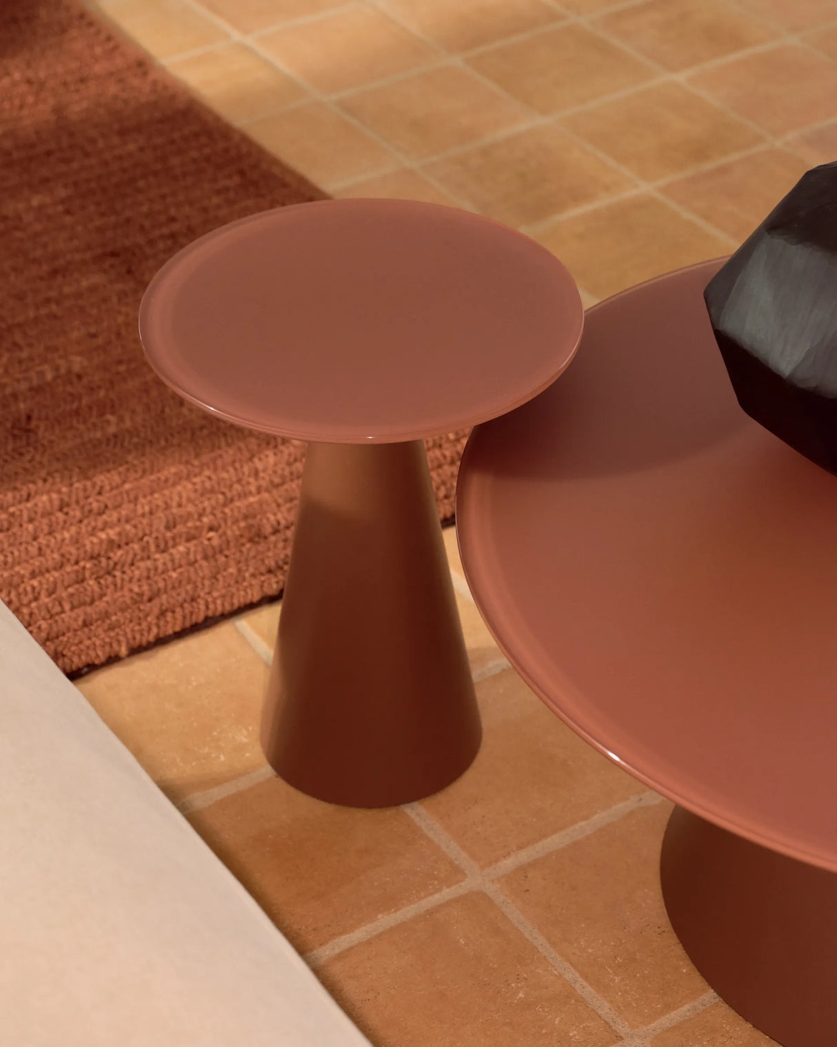 Wilshire Beistelltisch aus gehärtetem Milchglas und Stahl matt terracottafarben lackiert Ø30 cm – Bild 4