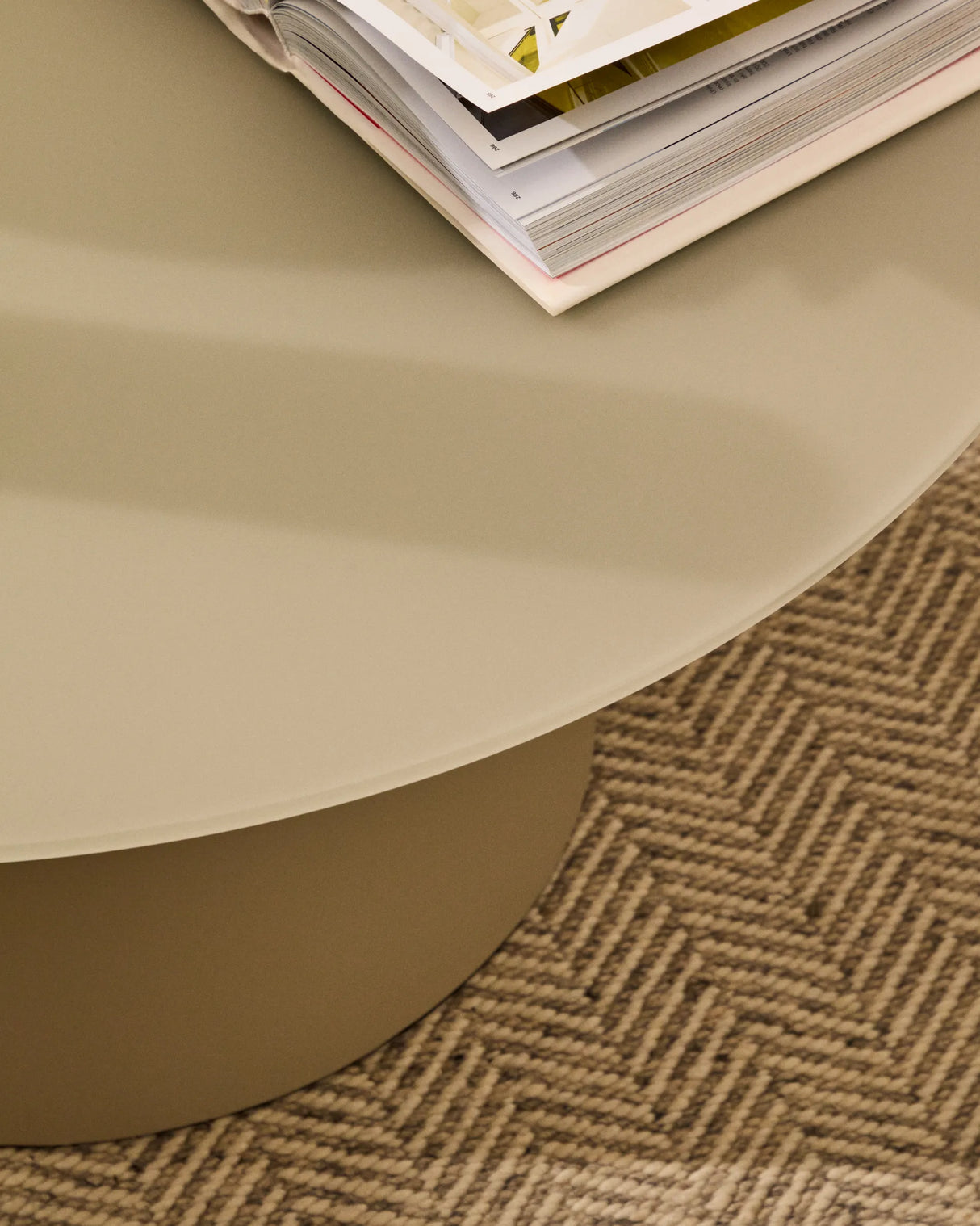 Wilshire Couchtisch aus gehärtetem Glas und Metall matt grau lackiert Ø 80 cm – Bild 5