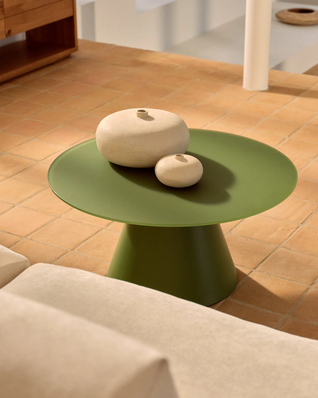 Wilshire Couchtisch aus gehärtetem Milchglas und Stahl matt grün lackiert Ø80 cm – Bild 4