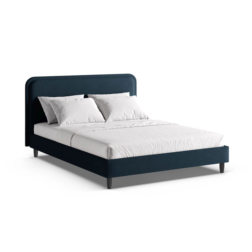 Aveline Bett mit Kopfteil aus Strukturierter Stoff in Satinblau (Wind 73), 200x200 cm von Micadoni – Bild 1