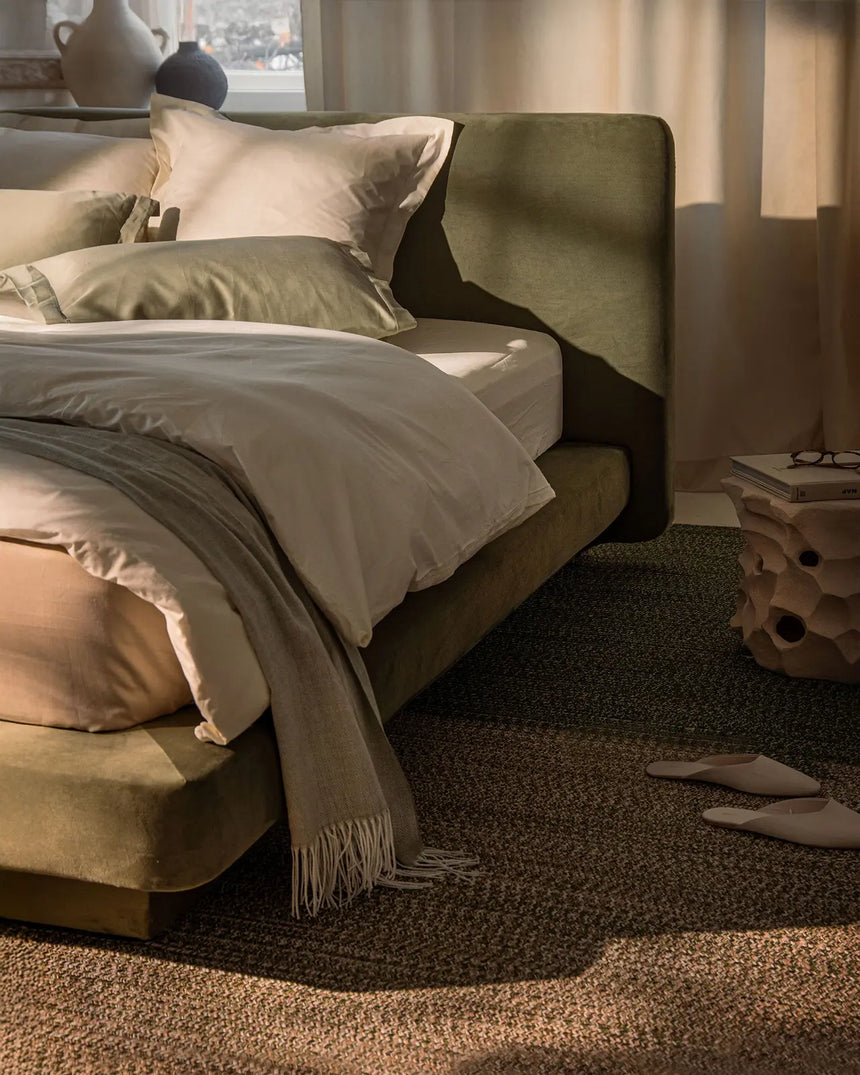 Linea Bett mit Kopfteil aus Samt in Armeegrün (Magic Velvet 2295), 180x200 cm von Micadoni – Bild 3