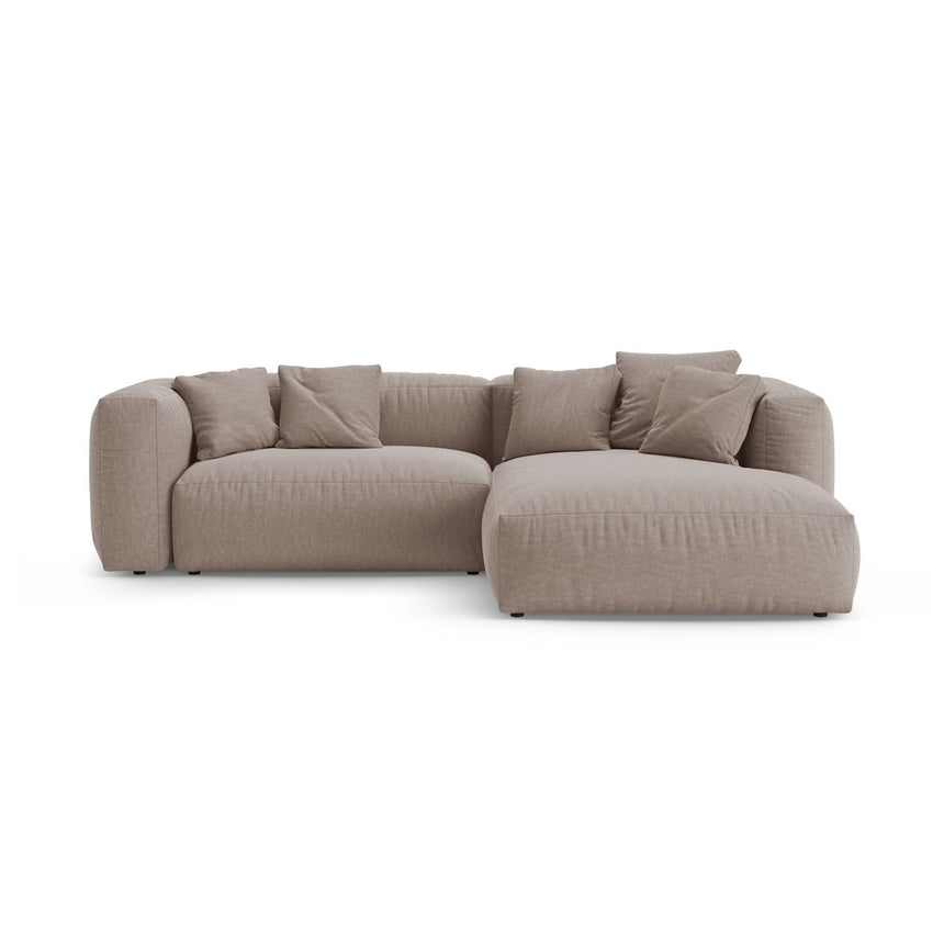 Martina 4-Sitzer Ecksofa mit Schlaffunktion, Rechte Seite, aus Strukturierter Stoff in Dunkelbeige (Boston Trufa), 280x170 cm von Micadoni – Bild 1