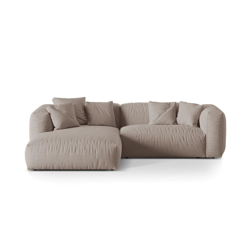 Martina modulares Ecksofa, Linke Seite, Sitztiefe 76 cm, aus Strukturierter Stoff in Dunkelbeige (Boston Trufa), 280x176 cm von Micadoni – Bild 1