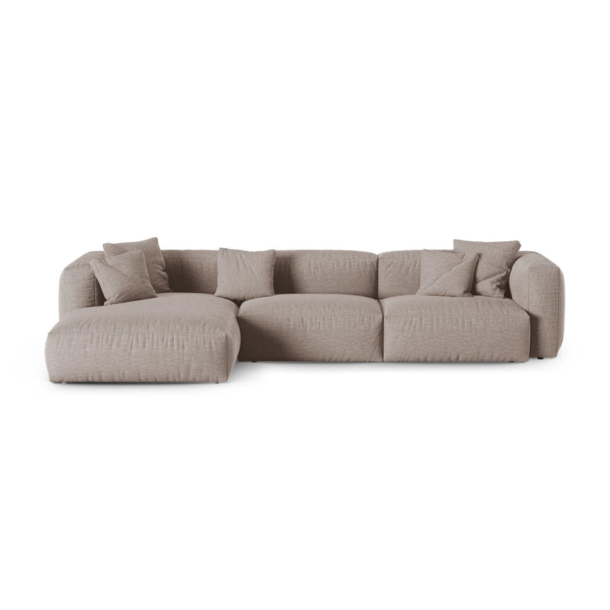 Martina modulares Ecksofa, Linke Seite, Sitztiefe 90 cm, aus Strukturierter Stoff in Dunkelbeige (Boston Trufa), 330x176 cm von Micadoni – Bild 1
