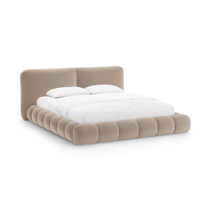 Solange Bett mit Kopfteil und Stauraum aus Samt in Mandelbeige (Magic Velvet 2282), 160x200 cm von Micadoni – Bild 1