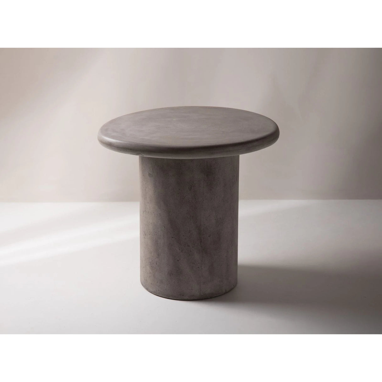 Daria Beistelltisch aus Beton, 55x47x50 cm – Bild 5