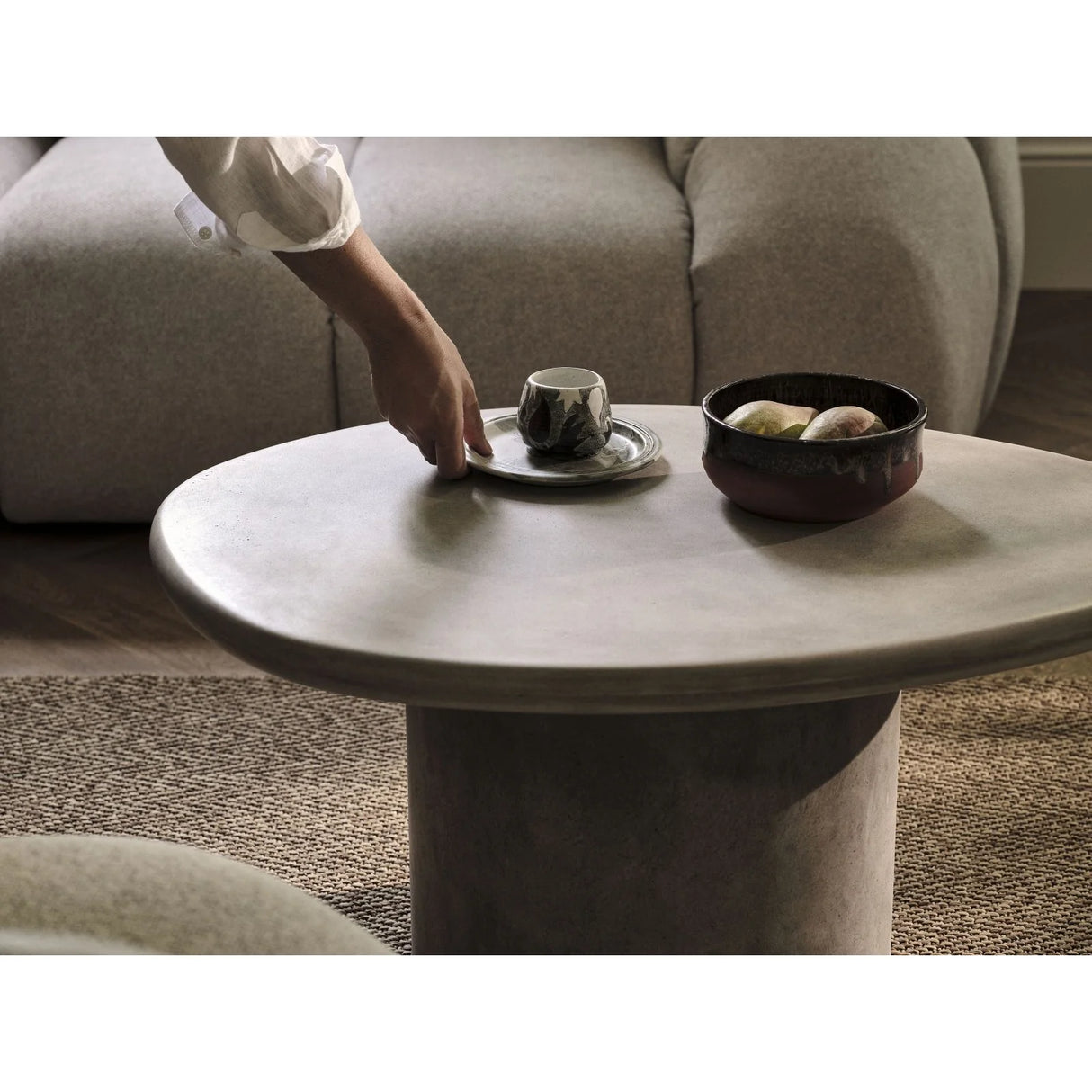 Daria Couchtisch aus Beton, 85x61x40 cm – Bild 2