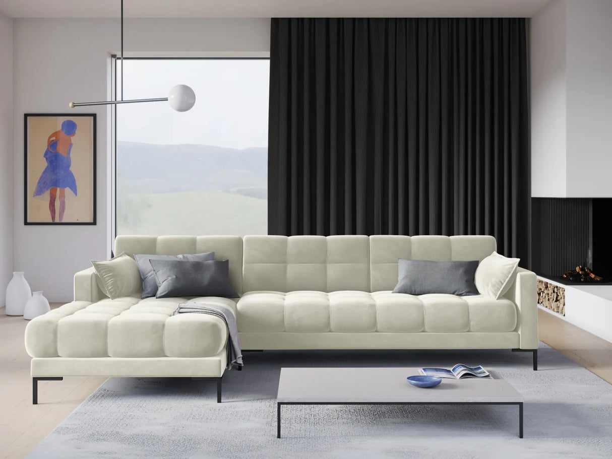 Mamaia 4-Sitzer Ecksofa, Linke Seite, Metallbeine Schwarz, mit Bezug aus Samt (Blu22) in Leichtes Beige, 293x185 cm – Bild 2