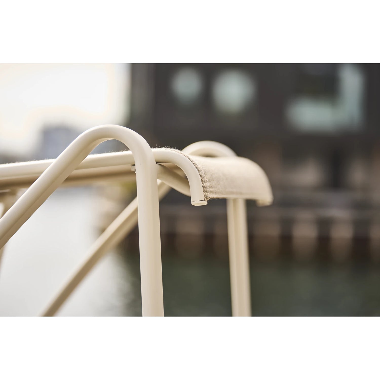 mindo 105 - Fußhocker aus Aluminium und Batyline-Stoff - ZEN ZONE Furniture