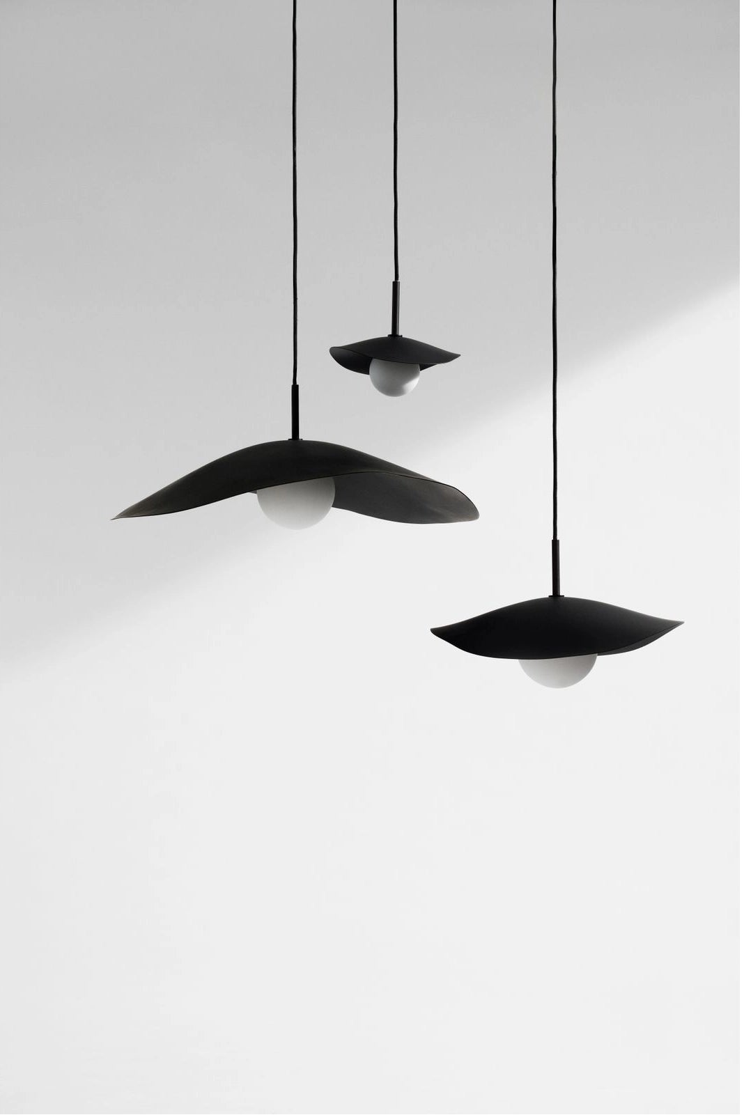 Hängelampe Fuji aus Aluminium in Burned Black, Large, 60×60 cm – Bild 2