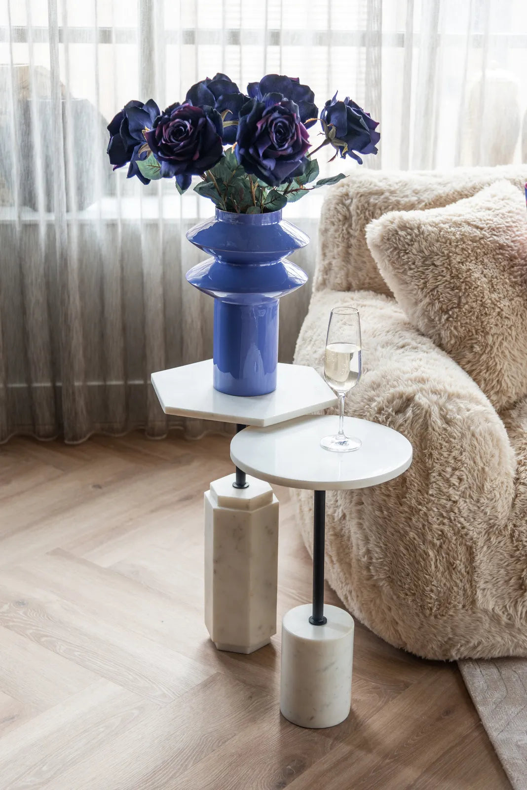 Beistelltisch Misty aus Marmor in weiß, 30x30x52 cm von Richmond Interiors – Produktbild 4