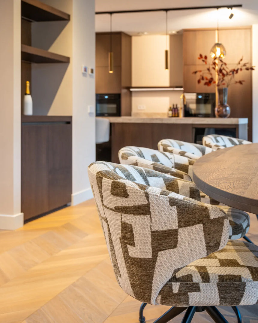 Drehbarer Essstuhl Milly in moss graffic von Richmond Interiors – Bild 9