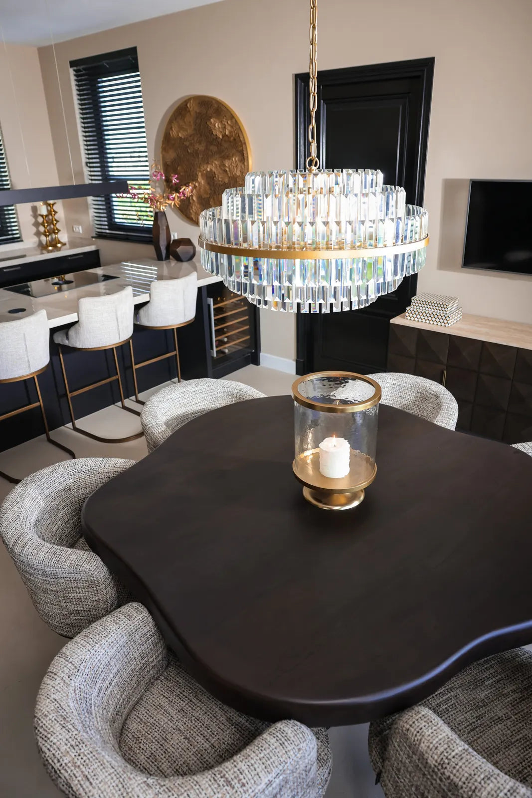 Kronleuchter Desire in brushed gold aus Eisen und Kristall, 80x80x40 cm von Richmond Interiors – Produktbild 10