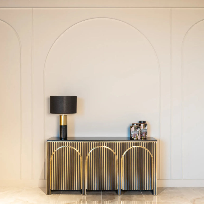 Sideboard Les Arcs aus Marmor mit Messingbeschlägen in brushed gold, 160x40x81 cm von Richmond Interiors – Produktbild 6