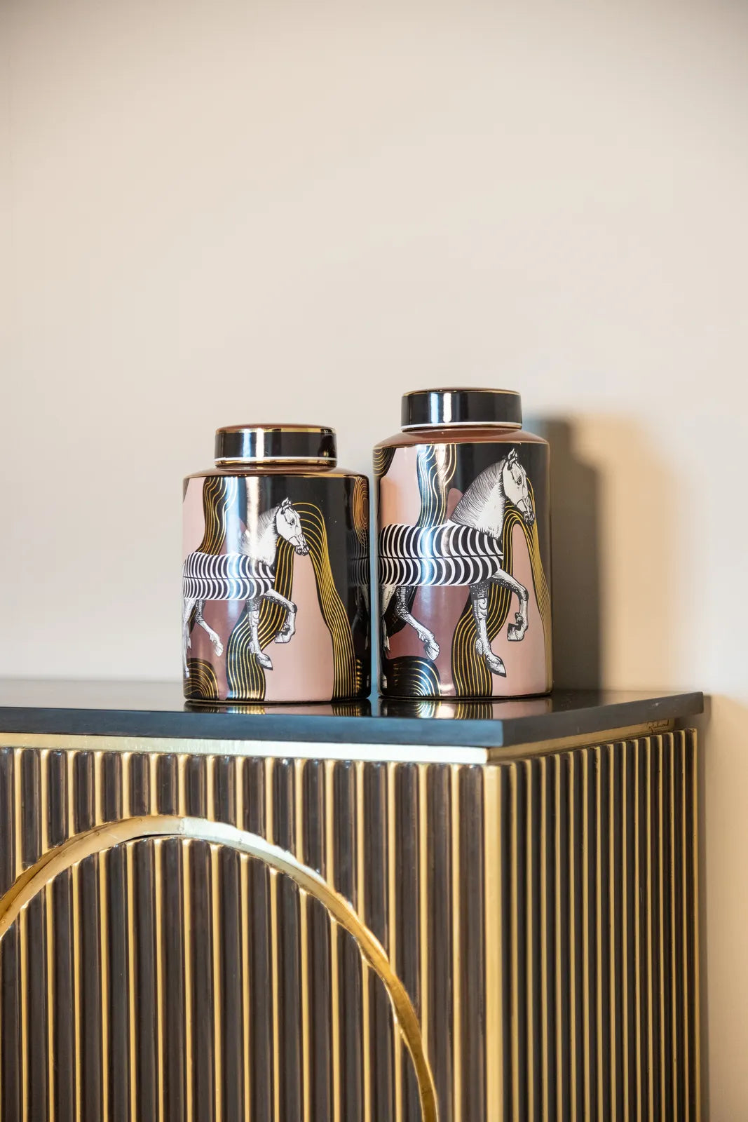 Sideboard Les Arcs aus Marmor mit Messingbeschlägen in brushed gold, 160x40x81 cm von Richmond Interiors – Produktbild 7