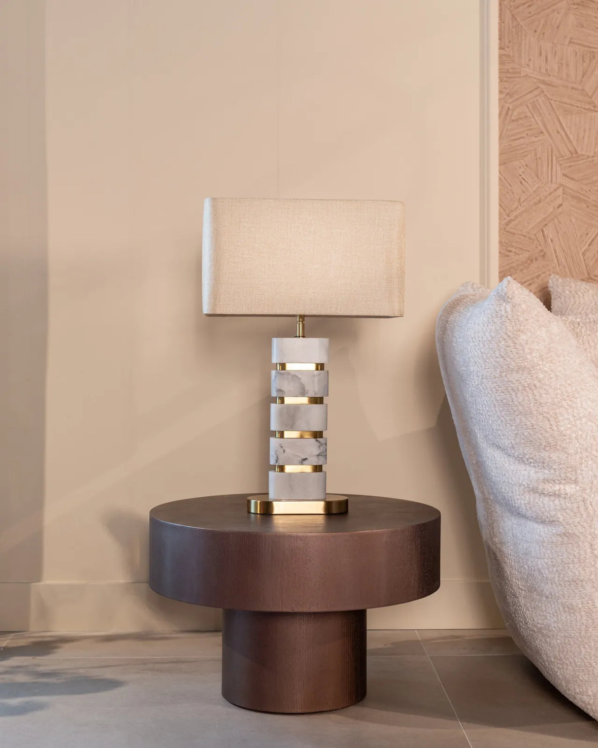 Tischlampe Lenore in gold aus Guangxi-Marmor und Eisen, 40x24x64 cm von Richmond Interiors – Produktbild 7