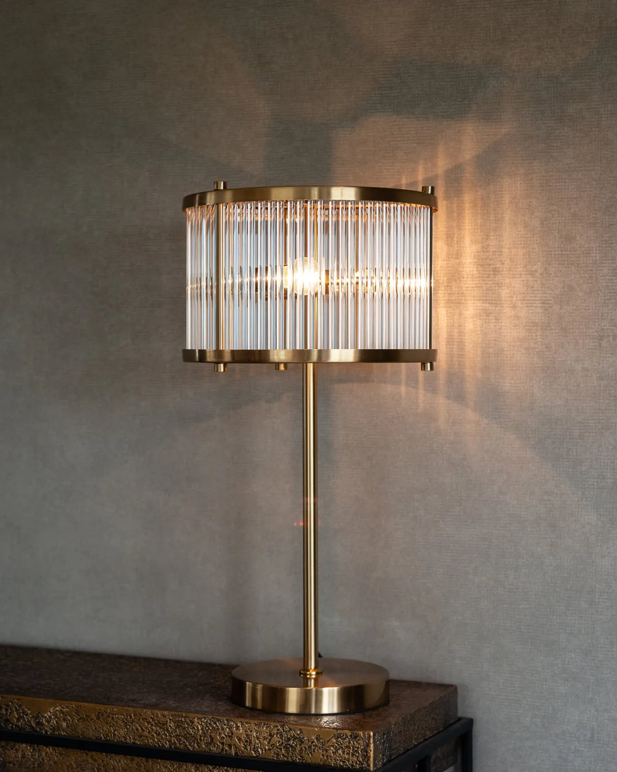Tischlampe Loiza in brushed gold aus Glas und Eisen, 32x32x64 cm von Richmond Interiors – Produktbild 4