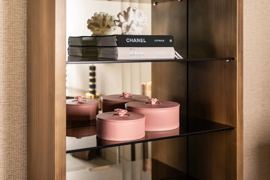 Vitrine Bowic in brushed gold, 90x38x210 cm von Richmond Interiors – Bild 9