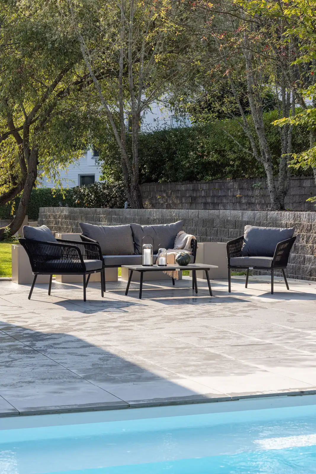 Outdoor Set Lindos aus Aluminium, Polyester Seil und Zement-Tischplatte in Schwarz/Schwarz/Grau von Venture Home – Bild 13