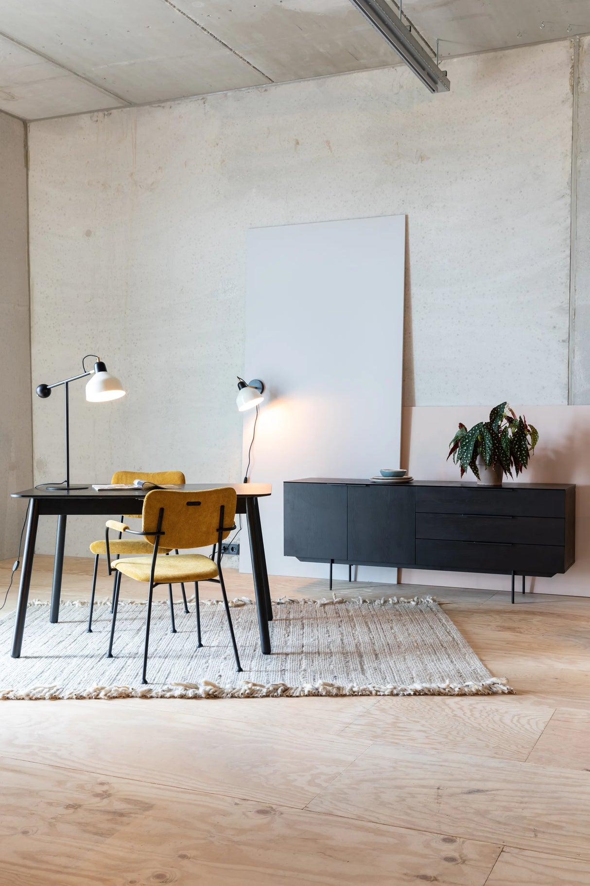 Travis Sideboard Schwarze Eiche 180x45x71 cm von Zuiver – Produktbild 10