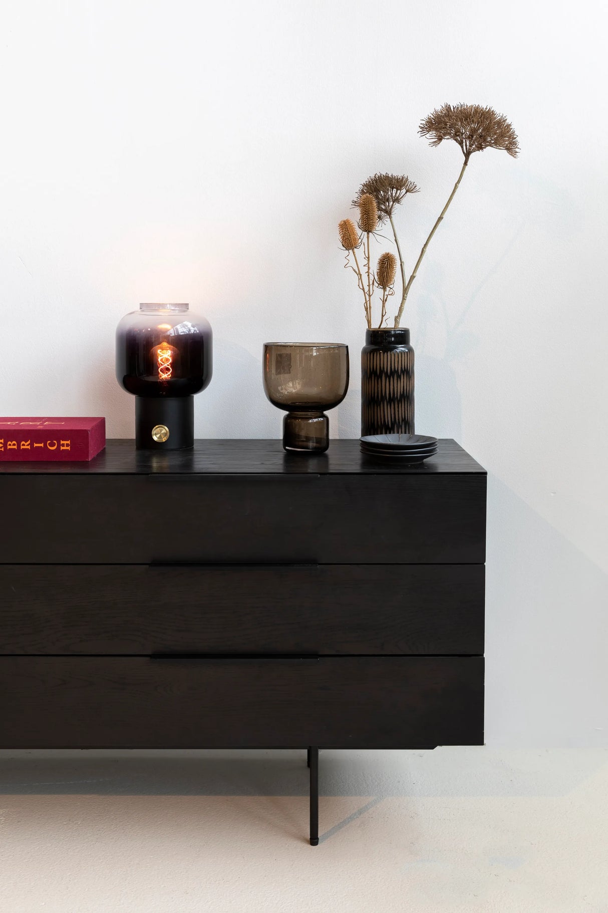 Travis Sideboard Schwarze Eiche 180x45x71 cm von Zuiver – Produktbild 8