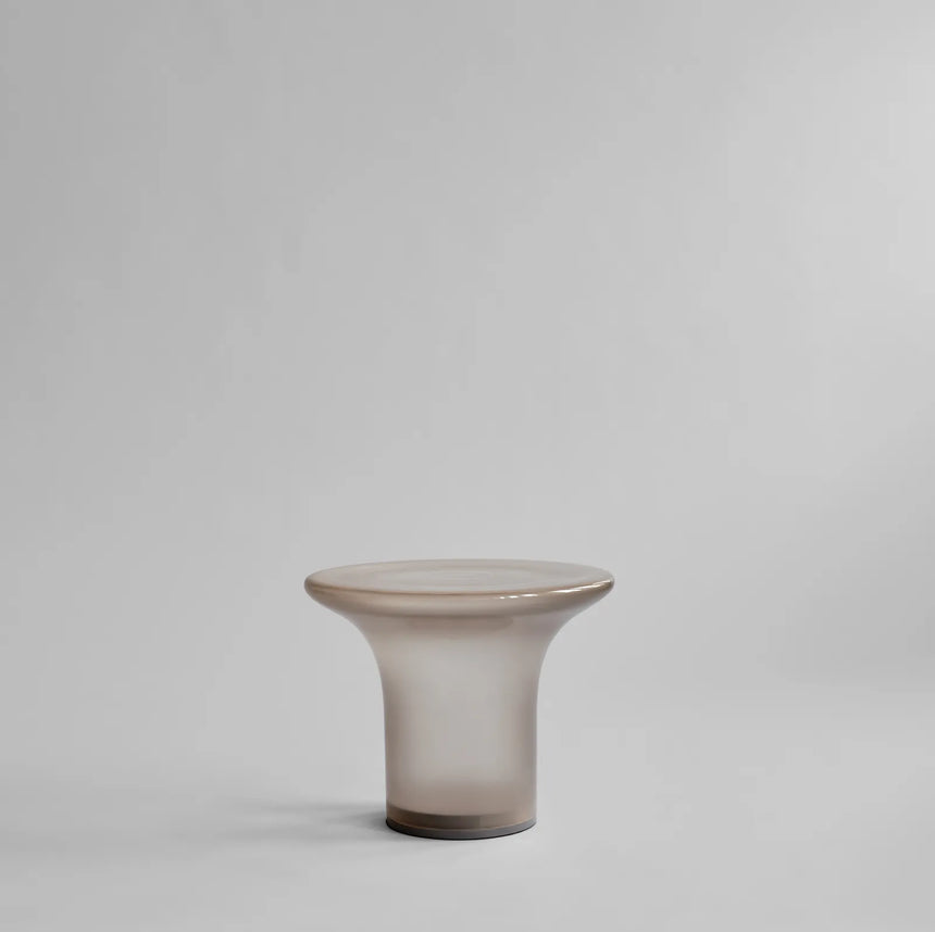 Beistelltisch Trumpet aus Glas in Smoked Desert, Niedrig von 101 Copenhagen – Bild 1