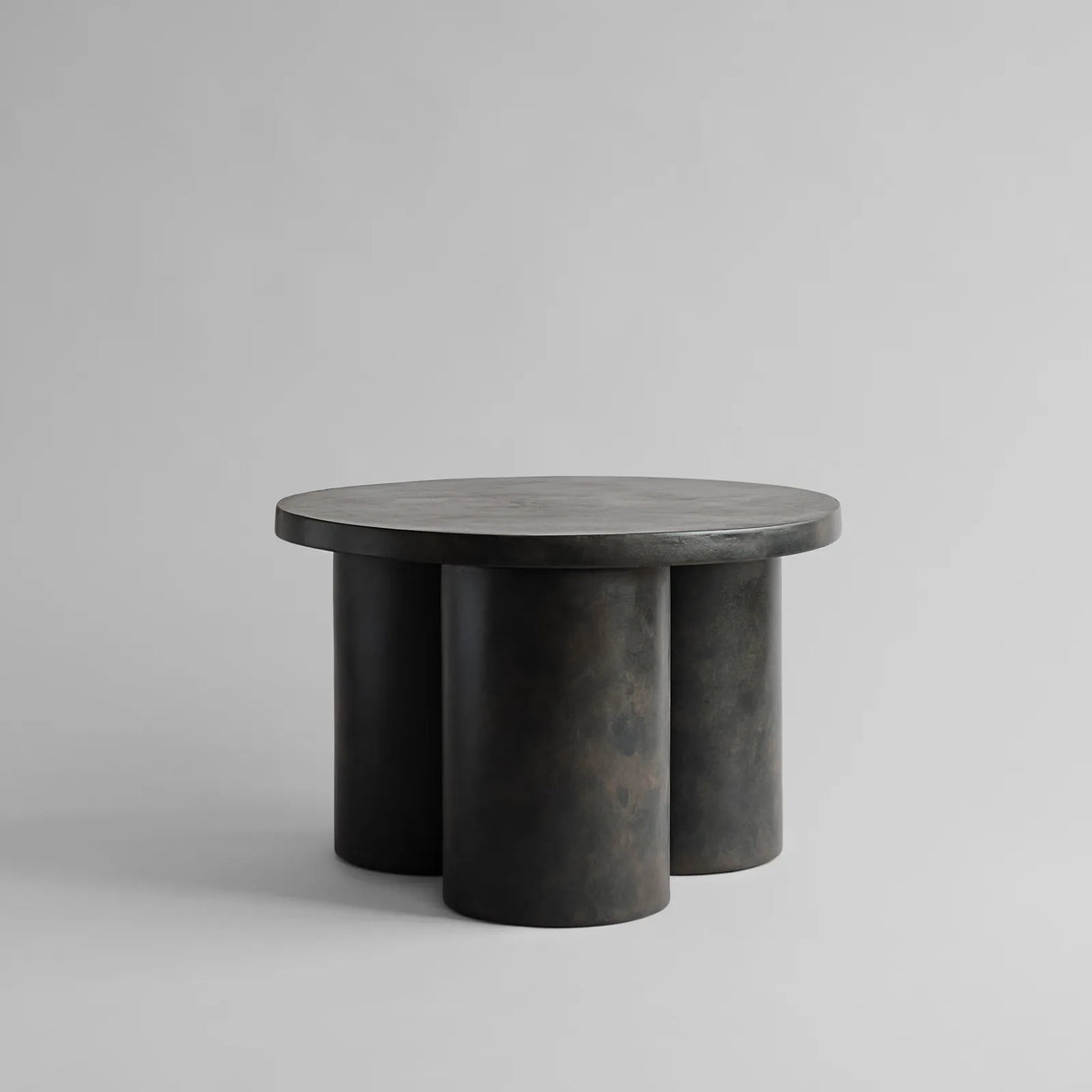 Couchtisch Big Foot, klein, aus Faserbeton, 65×65×43 cm von 101 Copenhagen – Bild 1