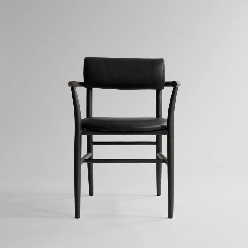 Essstuhl Nama aus Eiche, Polsterung aus Anilinleder, mit Armlehne, in Coffee Black von 101 Copenhagen – Bild 1