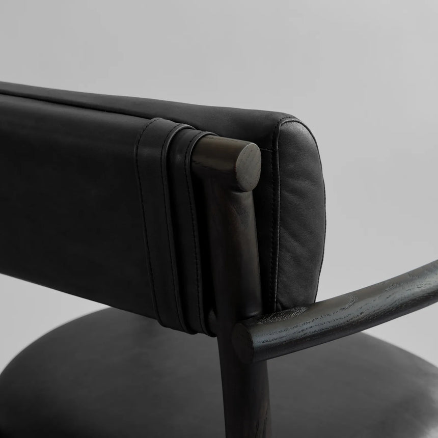 Essstuhl Nama aus Eiche, Polsterung aus Anilinleder, mit Armlehne, in Coffee Black von 101 Copenhagen – Bild 3