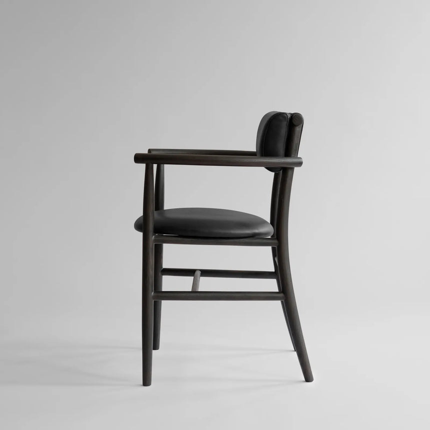 Essstuhl Nama aus Eiche, Polsterung aus Anilinleder, mit Armlehne, in Coffee Black von 101 Copenhagen – Bild 5