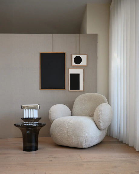 Sessel Toe mit Armlehnen, aus Schaffell in Sandshell, 100×94×80 cm von 101 Copenhagen – Bild 3