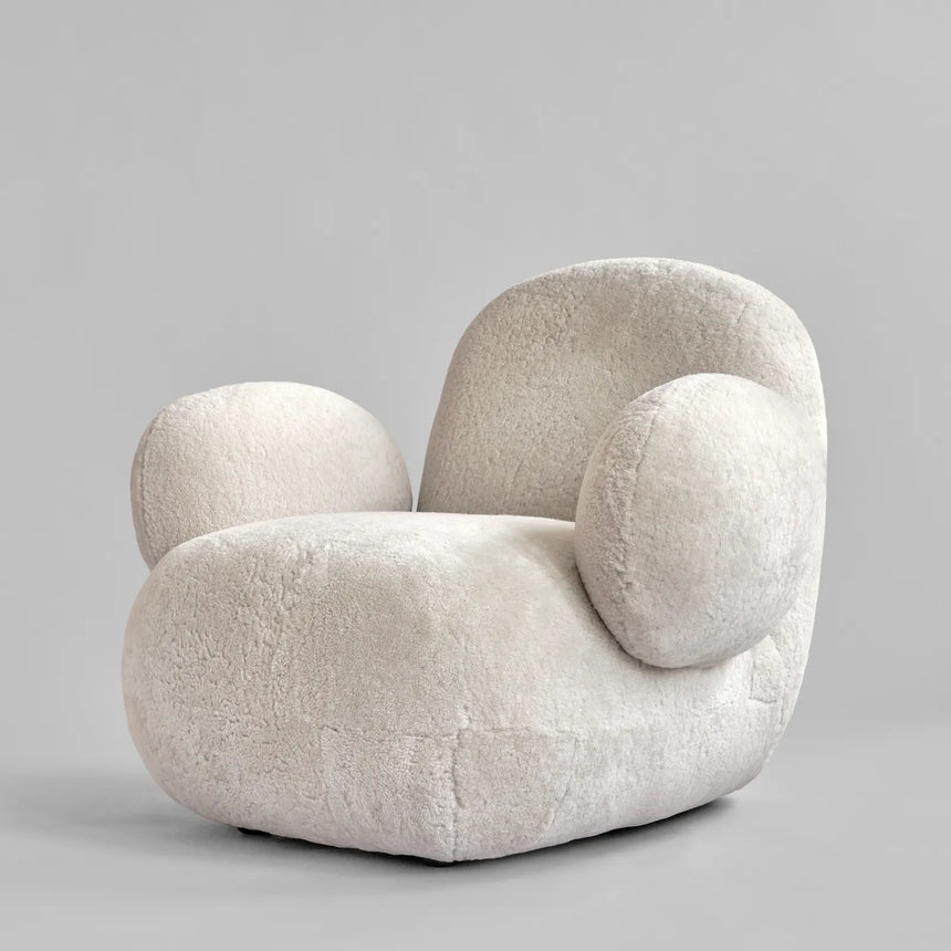 Sessel Toe mit Armlehnen, aus Schaffell in Sandshell, 100×94×80 cm von 101 Copenhagen – Bild 4