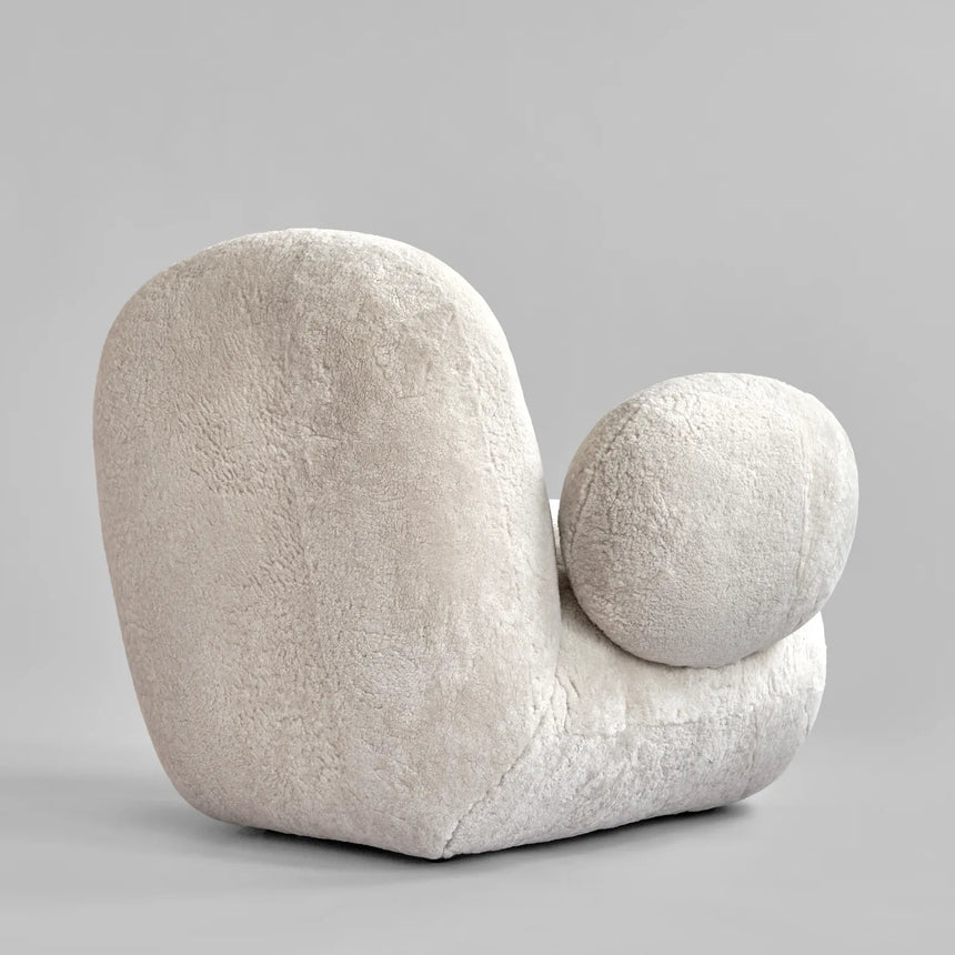 Sessel Toe mit Armlehnen, aus Schaffell in Sandshell, 100×94×80 cm von 101 Copenhagen – Bild 7