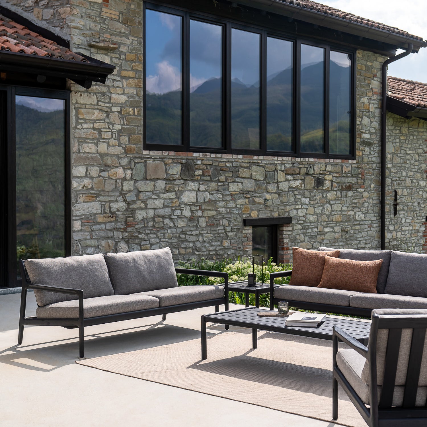 Jack Gartensofa - lackiertes Teak - schwarz - Mocha Stoff - 3+ Sitzer - 265 x 90 x 74 cm - ZEN ZONE