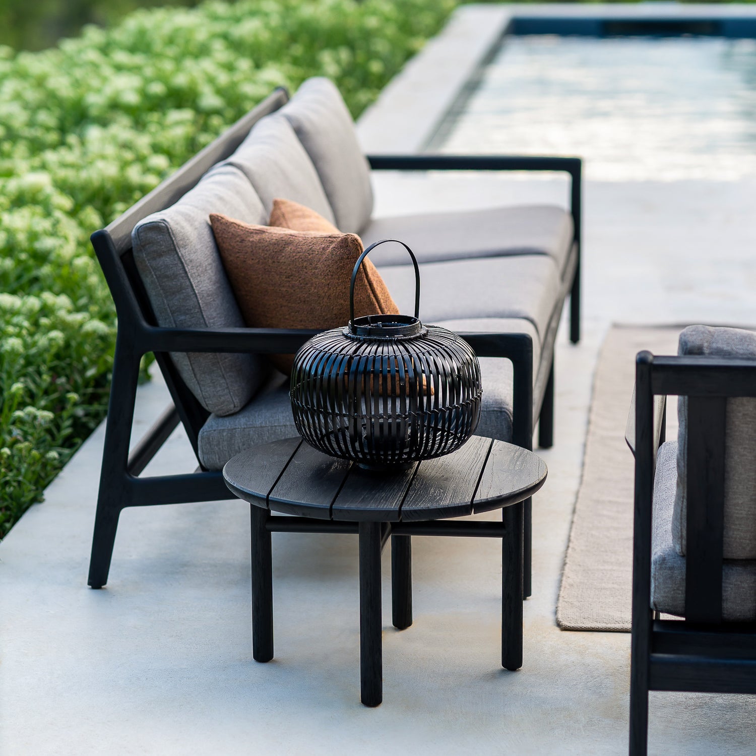 Jack Gartensofa - lackiertes Teak - schwarz - Mocha Stoff - 3+ Sitzer - 265 x 90 x 74 cm - ZEN ZONE