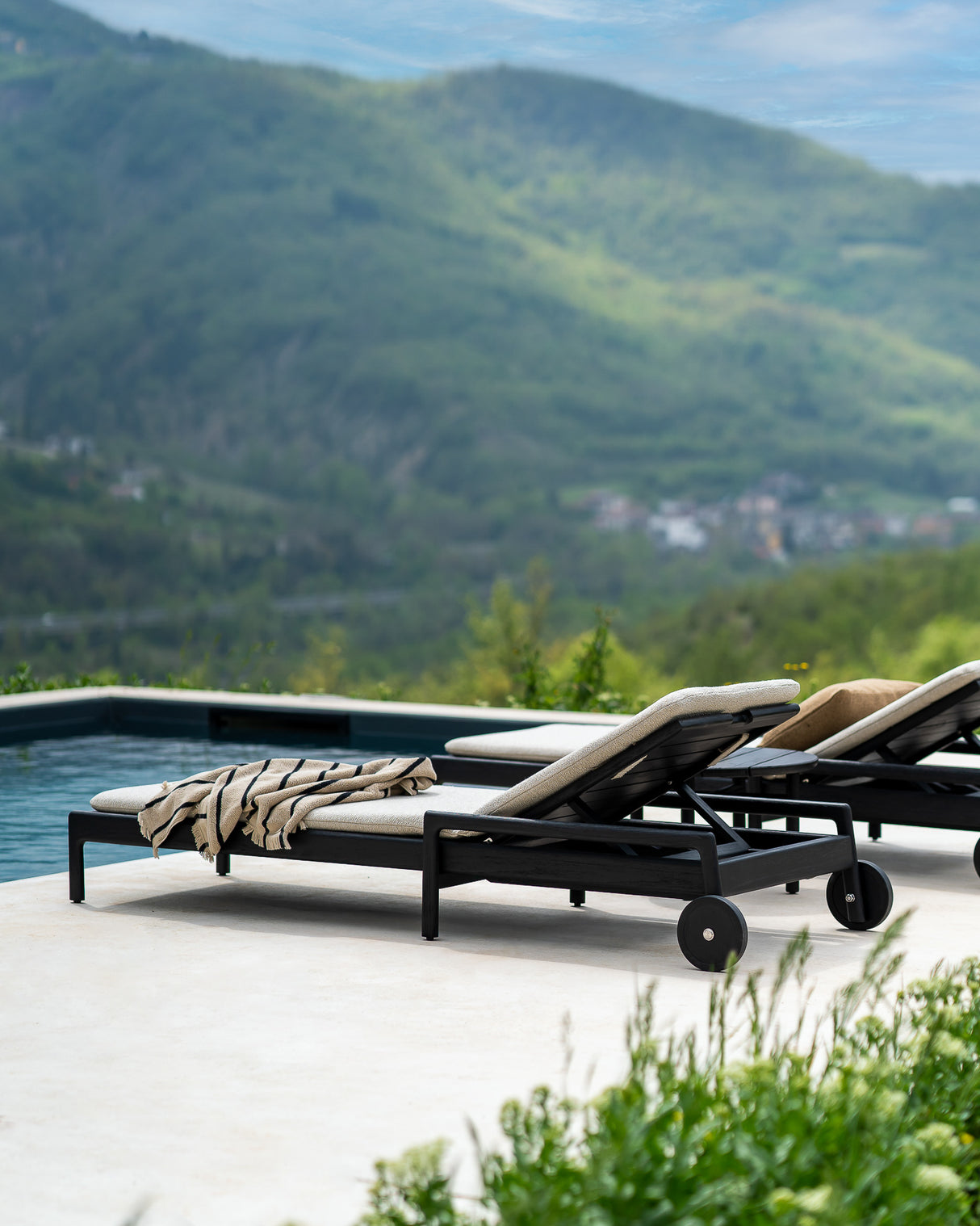 Jack Gartenliege verstellbar - lackiertes Teak - schwarz - Naturstoff - dünnes Kissen - 216 x 84 x 34 cm - ZEN ZONE