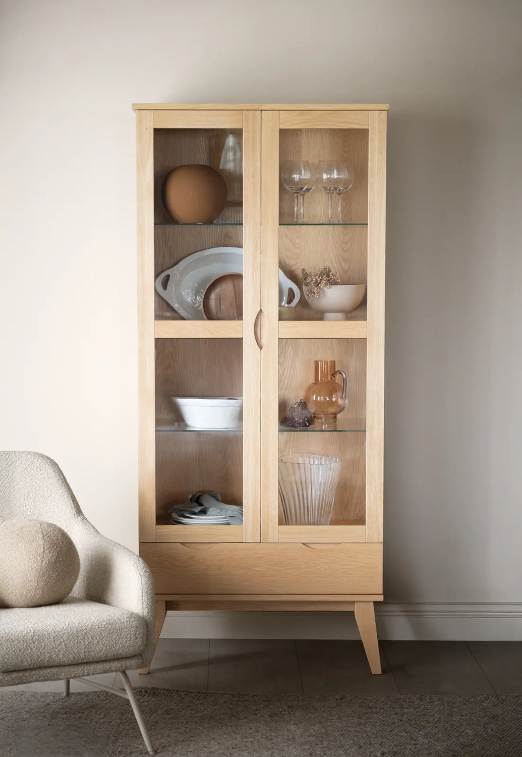 FILIPPA Vitrinenschrank aus Eiche, 40x82x185 cm - ZEN ZONE Furniture