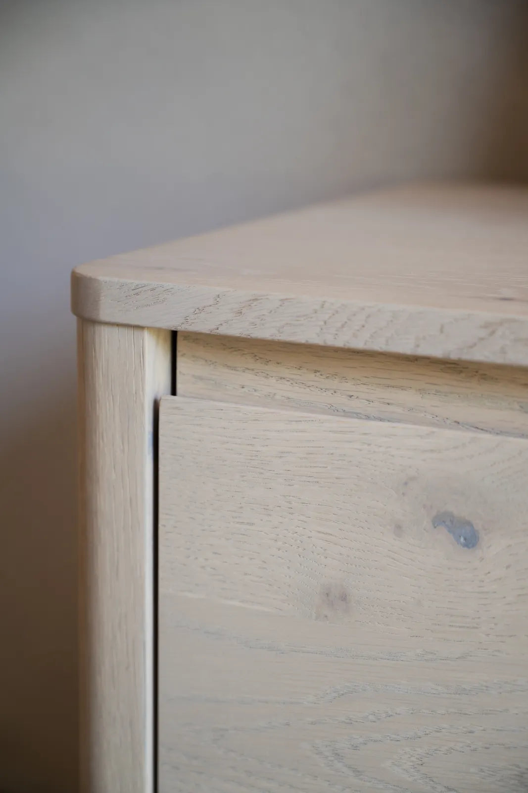 Buffet MELSTONE en chêne pigmenté blanc 40x180x50cm