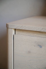 Buffet MELSTONE en chêne pigmenté blanc 40x180x50cm